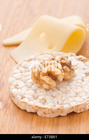 Gâteau de riz et de noix avec des tranches de fromage dans l'arrière-plan. Vie saine alimentation. Banque D'Images