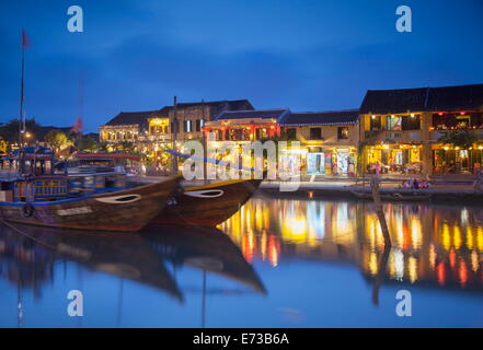 Bateaux sur la rivière Thu Bon, Hoi An au crépuscule, UNESCO World Heritage Site, Quang Nam, Vietnam, Indochine, Asie du Sud-Est, l'Asie Banque D'Images