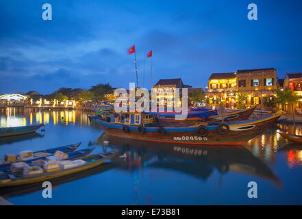 Bateaux sur la rivière Thu Bon, Hoi An au crépuscule, UNESCO World Heritage Site, Quang Nam, Vietnam, Indochine, Asie du Sud-Est, l'Asie Banque D'Images