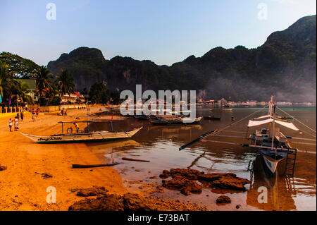 La plage de El Nido au coucher du soleil, Bacuit Archipelago, Palawan, Philippines, Asie du Sud, Asie Banque D'Images