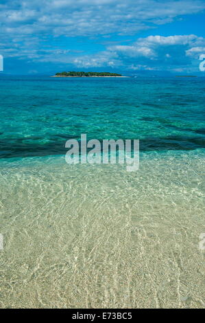 Eaux claires sur Beachcomber Island avec un peu d'îlot dans l'arrière-plan, îles Mamanucas, Fidji, Pacifique Sud, du Pacifique Banque D'Images