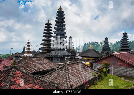 Donnent sur sur le Pura Besakih temple complexe, Bali, Indonésie, Asie du Sud, Asie Banque D'Images