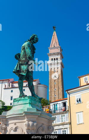 Eglise de Saint George et Giuseppe Tartini statue, Tartinijev trg, Vieille Ville, Piran, Primorska, Istrie slovène, la Slovénie Banque D'Images