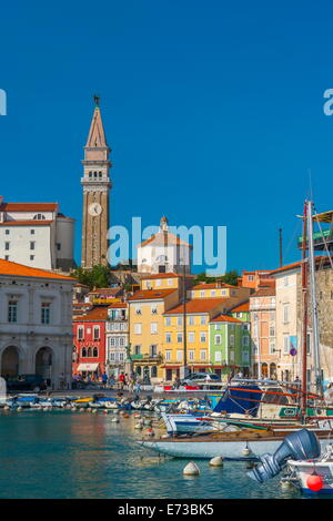 Eglise de Saint George (Cerkev sv. Jurija) en arrière-plan, la vieille ville, du port de Piran, Primorska, Istrie slovène, la Slovénie, l'Europe Banque D'Images