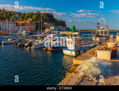 Les filets de pêche et des bateaux de pêche, Port, Vieille Ville de Piran, Primorska, Istrie slovène, la Slovénie, l'Europe Banque D'Images