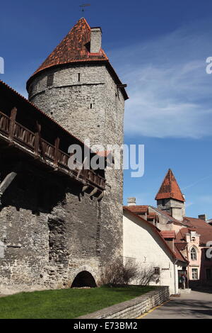 Les tours et les remparts de la ville médiévale de la vieille ville de Tallinn, Site du patrimoine mondial de l'UNESCO, l'Estonie, Europe Banque D'Images