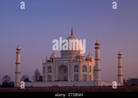Taj Mahal côté nord vue sur rivière Yamuna au coucher du soleil, l'UNESCO World Heritage Site, Agra, Uttar Pradesh, Inde, Asie Banque D'Images