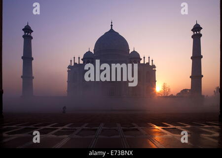 Taj Mahal au lever du soleil, l'UNESCO World Heritage Site, Agra, Uttar Pradesh, Inde, Asie Banque D'Images