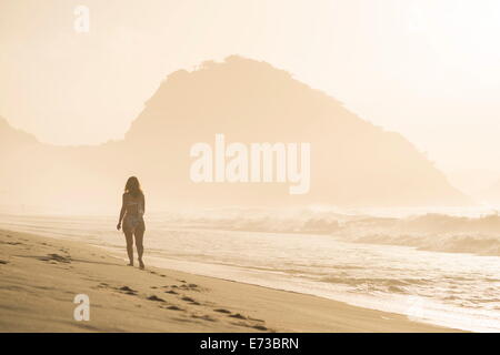 La plage de Copacabana à l'aube, Rio de Janeiro, Brésil, Amérique du Sud Banque D'Images