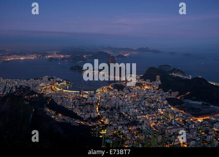 Vue du Cristo Redentor sur Rio de Janeiro, Corcovado la nuit, Rio de Janeiro, Brésil, Amérique du Sud Banque D'Images
