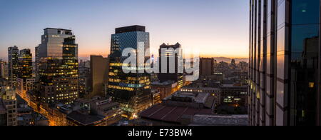 Vue aérienne du centre ville de nuit Santiago, Santiago, Chili, Amérique du Sud Banque D'Images