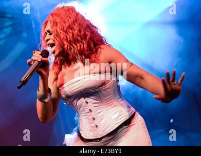 Berlin, Allemagne. 16Th Jun 2014. La chanteuse américaine Barbara Tucker est sur scène lors de l'événement 'Music répond aux médias", qui fait partie de la Semaine de la musique de Berlin, à Berlin, Allemagne, 4 septembre 2014. La semaine de la musique s'exécute 3 à 7 septembre 2014. Photo : Britta Pedersen/dpa/Alamy Live News Banque D'Images