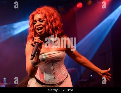 Berlin, Allemagne. 16Th Jun 2014. La chanteuse américaine Barbara Tucker est sur scène lors de l'événement 'Music répond aux médias", qui fait partie de la Semaine de la musique de Berlin, à Berlin, Allemagne, 4 septembre 2014. La semaine de la musique s'exécute 3 à 7 septembre 2014. Photo : Britta Pedersen/dpa/Alamy Live News Banque D'Images