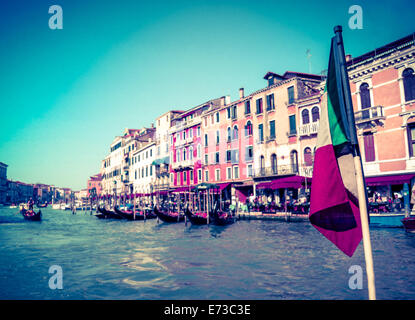 Le Grand Canal à Venise avec drapeau italien Banque D'Images