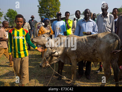 L'élevage de la tribu Nuer et Catlle, Marché, Gambela Ethiopie Banque D'Images