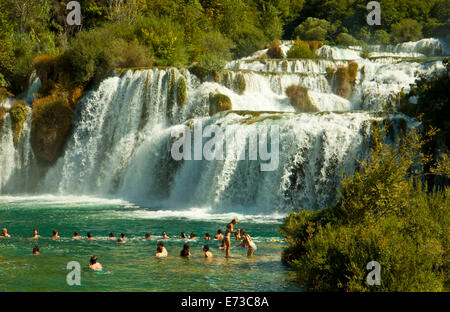 KRKA,CROATIE - août 2014. Les touristes baignade sous les cascades de Krka dans le parc national de Krka, grande attraction près de Sibenik. Banque D'Images