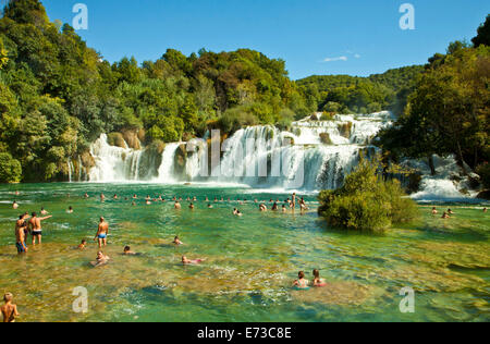 KRKA,CROATIE - août 2014. Les touristes profiter d'un bain à Krka dans le parc national de Krka, grande attraction près de Sibenik. Banque D'Images