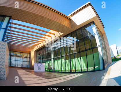 SAMARA, RUSSIE - le 30 août 2014 : Samara hypermarché Ambar. L'un des plus grand centre commercial de Samara, ouvert en Août 2014 Banque D'Images