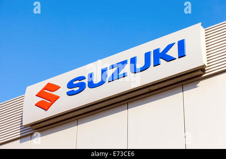 Concessionnaire Suzuki signe contre le ciel bleu. Banque D'Images