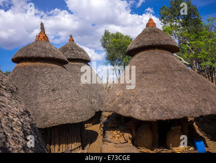 Tribu Konso Maisons traditionnelles avec des pots sur le dessus, Konso, vallée de l'Omo, Ethiopie Banque D'Images