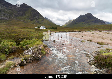 Coupall Lagangarbh avec Glencoe River cottage dans l'arrière-plan Scottish Highlands Scotland UK Banque D'Images