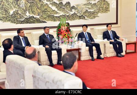 (140905) -- BEIJING, le 5 septembre 2014 (Xinhua) -- Meng Jianzhu (2e R), chef de la Commission pour les affaires politiques et juridiques du Parti communiste chinois (PCC), le Comité central se réunit avec Radzhabali Pakhmonali (2e L'arrière), premier sous-chef de la sécurité nationale et du Comité directeur général de l'Agence de contrôle des frontières du pays, et Mohammad Auob Salangi (1er L'arrière), executive vice-ministre de l'intérieur afghan, à Beijing, capitale de Chine, le 5 septembre 2014. Le Ministre chinois de la Sécurité publique Guo Shengkun a également assisté à la réunion. (Xinhua/Li Tao)(wjq) Banque D'Images