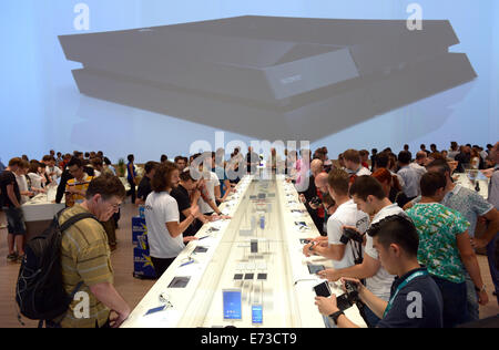 Berlin, Allemagne. 12Th Mar, 2014. Regardez les visiteurs nouveaux smartphones au stand de Sony le jour de l'ouverture de l'exposition de l'électronique IFA de Berlin, Allemagne, 5 septembre 2014. Cdi passe 5 à 10 septembre 2014. PHOTO : RAINER JENSEN/dpa/Alamy Live News Banque D'Images