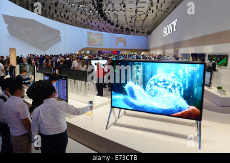 Berlin, Allemagne. 12Th Mar, 2014. Les visiteurs regarder la télévision au stand de Sony le jour de l'ouverture de l'exposition de l'électronique IFA de Berlin, Allemagne, 5 septembre 2014. Cdi passe 5 à 10 septembre 2014. PHOTO : RAINER JENSEN/dpa/Alamy Live News Banque D'Images