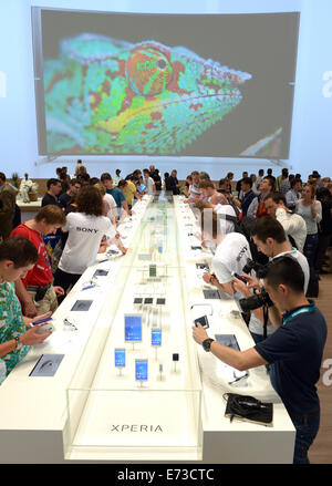 Berlin, Allemagne. 12Th Mar, 2014. Regardez les visiteurs nouveaux smartphones au stand de Sony le jour de l'ouverture de l'exposition de l'électronique IFA de Berlin, Allemagne, 5 septembre 2014. Cdi passe 5 à 10 septembre 2014. PHOTO : RAINER JENSEN/dpa/Alamy Live News Banque D'Images