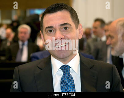 Berlin, Allemagne. 28 août, 2014. Ministre de l'économie albanaise Arben Ahmetaj sourit en assiste à une conférence sur l'économie dans l'ouest des Balkans au Ministère allemand de l'économie à Berlin, Allemagne, 28 août 2014. Photo : Tim Brakemeier/dpa/Alamy Live News Banque D'Images