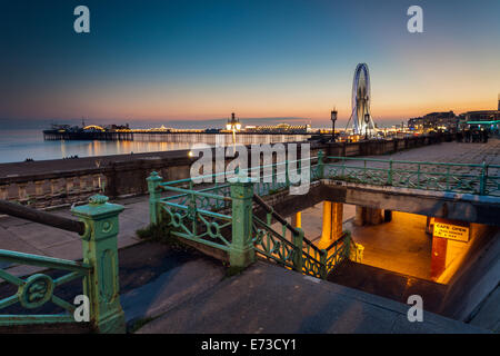 La fin de soirée d'été sur le front de mer de Brighton, East Sussex, Angleterre. Banque D'Images