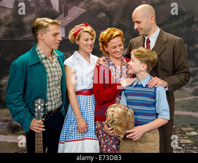 David acteurs Jakobs (L-R), Marie Lumpp, Vera Bolten, Lorenz Meier et Detlef Leistenschneider effectuer sur scène lors d'une répétition de la comédie musicale "Le Miracle de Berne" à Hambourg, Allemagne, 28 août 2014. Le musical est prévu pour frapper la scène à Hambourg en novembre 2014. Photo : Daniel Bockwoldt/dpa Banque D'Images