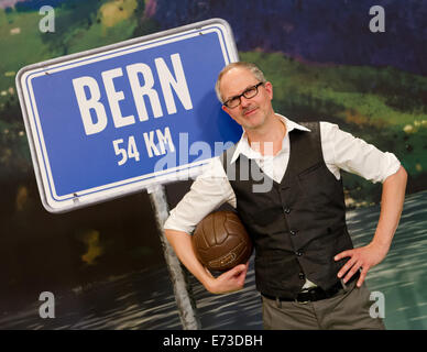 Et le directeur de théâtre musical Gil Mehmert pose avec un ballon de soccer dans son bras sur scène lors d'une répétition de la comédie musicale "Le Miracle de Berne" à Hambourg, Allemagne, 28 août 2014. Le musical est prévu pour frapper la scène à Hambourg en novembre 2014. Photo : Daniel Bockwoldt/dpa Banque D'Images