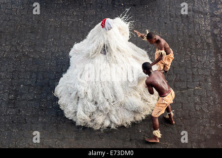 L'Afrique, BÉNIN, Cotonou. Les hommes effectuant Zangbeto traditionnelle mascarade. Banque D'Images
