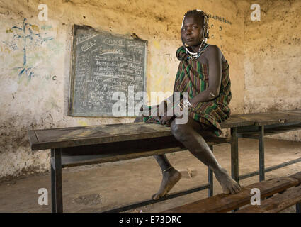 Tribu Mursi fille dans une salle de classe, la grêle, l'Éthiopie Village Wuha Banque D'Images