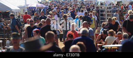 Havelberg (Allemagne). 05 Sep, 2014. Les visiteurs arrivent pour le marché de chevaux à Havelberg, Allemagne, 05 septembre 2014. Plus de 500 chevaux sont mis en vente au marché des chevaux traditionnel qui a lieu chaque premier week-end de septembre de l'année depuis l'année 1750. Plus de 200 000 visiteurs sont attendus jusqu'à dimanche. Photo : Jens Wolf/dpa/Alamy Live News Banque D'Images