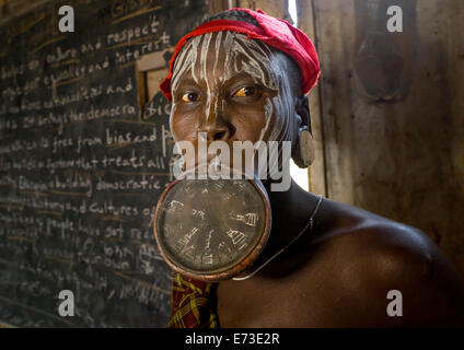 Femme de la tribu Mursi avec une énorme plaque de lèvre, la grêle, l'Éthiopie Village Wuha Banque D'Images