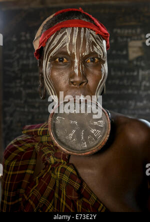 Femme de la tribu Mursi avec une énorme plaque de lèvre, la grêle, l'Éthiopie Village Wuha Banque D'Images