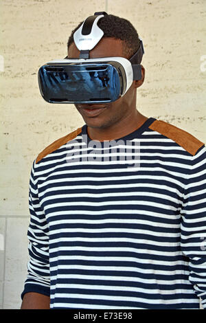 Anthony modèle portant la Samsung Gear VR un nouveau casque de réalité virtuelle. À la fashion week de New York Banque D'Images