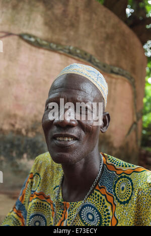 L'Afrique, Bénin, Ouidah. Portrait d'ancien du village de Kpasse forêt sacrée. Banque D'Images