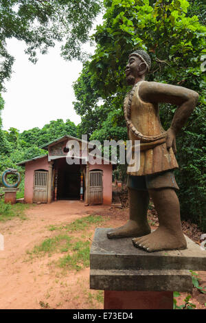 L'Afrique, Bénin, Ouidah. Béton peint la figure de divinité Xevioso en face du bâtiment en Kpasse forêt sacrée. Banque D'Images