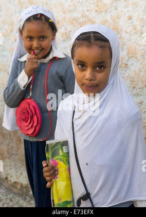 Les filles musulmanes dans la rue, Harar, en Ethiopie Banque D'Images