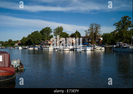 Bourne End Marina Buckinghamshire Angleterre lors d'une journée ensoleillée Banque D'Images