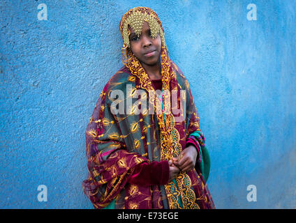 Mlle Fayo, une jeune fille en costume traditionnel Harari, Harar, en Ethiopie Banque D'Images