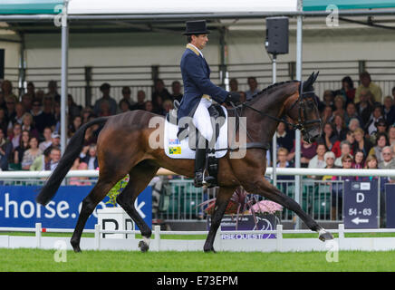 Stamford, Lincs, Royaume-Uni. Le 4 septembre, 2014. Sam Griffiths et moments heureux - Burghley House, Stamford, UK - la phase de dressage, Land Rover Burghley Horse Trials, 4 septembre 2014. Credit : Nico Morgan/Alamy Live News Banque D'Images