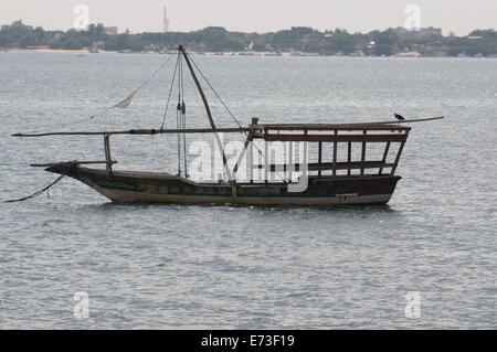 Grand boutre vide sur la mer à Dar es Salaam Banque D'Images