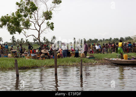 L'Afrique, Bénin, Ganvie. Les habitants et les touristes se sont réunis au marché de poissons sur les rives du lac Nokoué. Banque D'Images