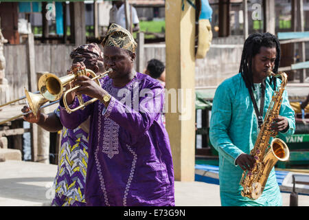 L'Afrique, Bénin, Ganvie. Gangbe Brass Band effectuant en robe colorée. Banque D'Images