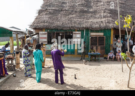 L'Afrique, Bénin, Ganvie. Les touristes regardant Gangbe Brass Band. Banque D'Images