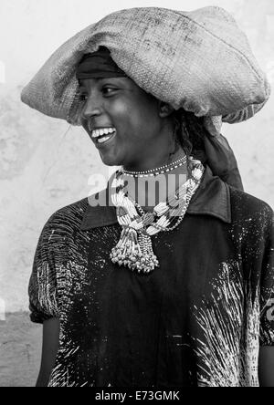 Harari Femme en costume traditionnel, Harar, en Ethiopie Banque D'Images